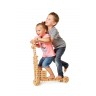 Jeu de construction à assembler - Garçon et fille en train de jouer avec une trottinette en bois